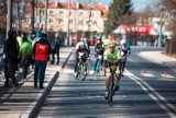 Duathlon w Pruszczu Gdańskim. Zawodnicy zmagali się z kilometrami i silnym wiatrem |ZDJĘCIA