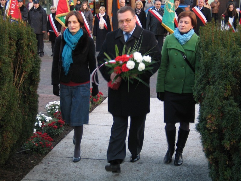 Syców: Delegacje złożyły wieńce pod obeliskiem