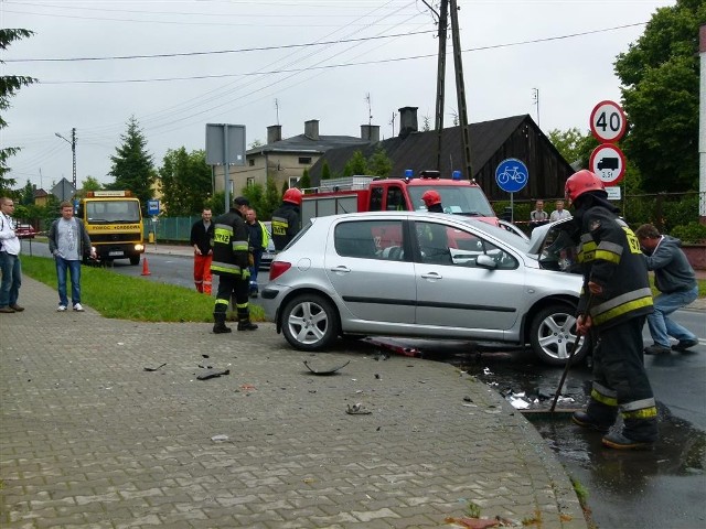 Wypadek w Zduńskiej Woli zdarzył sie u zbiegu ulic Głównej i Łąkowej w sobotę popołudniu