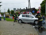 Wypadek w Zduńskiej Woli u zbiegu Głównej i Łąkowej. Dwie osoby w szpitalu [zdjęcia]