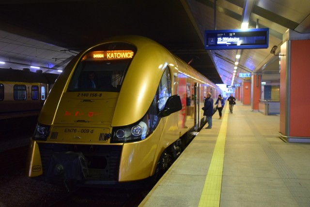 Pociąg z Katowic do Krakowa ma pojechac w czasie krótszym niż godzina.

Zobacz kolejne zdjęcia. Przesuwaj zdjęcia w prawo - naciśnij strzałkę lub przycisk NASTĘPNE