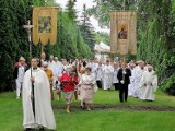 Procesja Bożego Ciała w Archiopactwie Cystersów w Jędrzejowie. Wierni przeszli alejami wokół klasztoru [ZDJĘCIA]