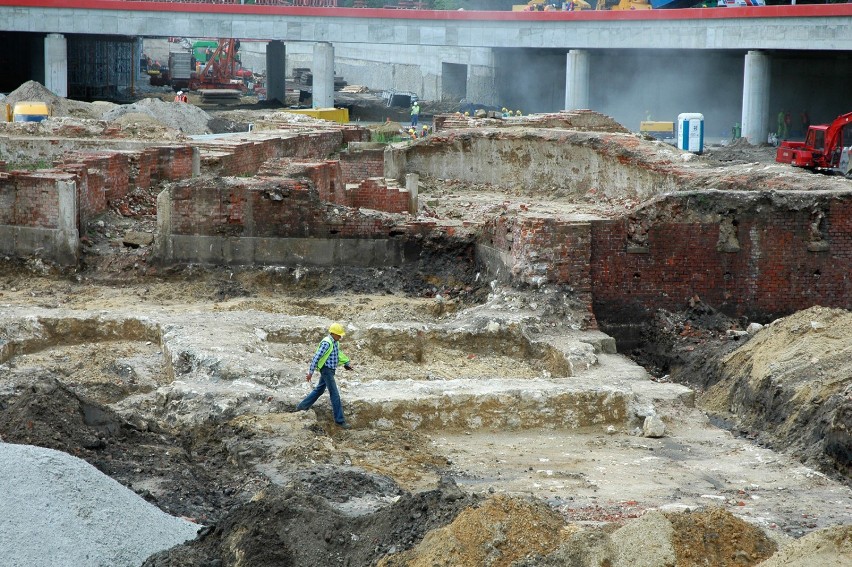 Kraków. Tak wyglądały pozostałości fortu, gdy odsłonięto je podczas przebudowy ronda Mogilskiego [ZDJĘCIA]