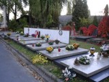 Prezydent Komorowski z mamą odwiedzał groby bliskich [ZDJĘCIA]