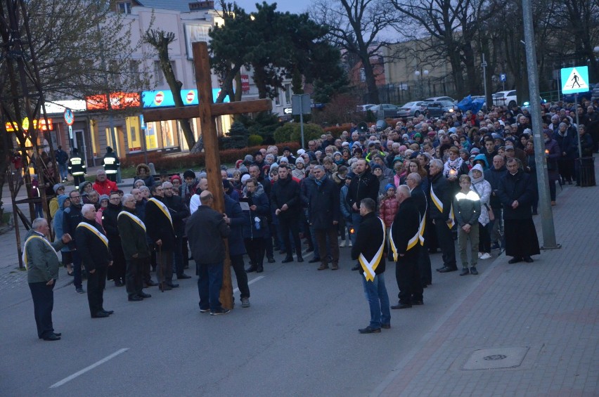 " Każdy niesie w życiu swój krzyż " - Droga Krzyżowa przeszła ulicami Nowego Dworu Gdańskiego.