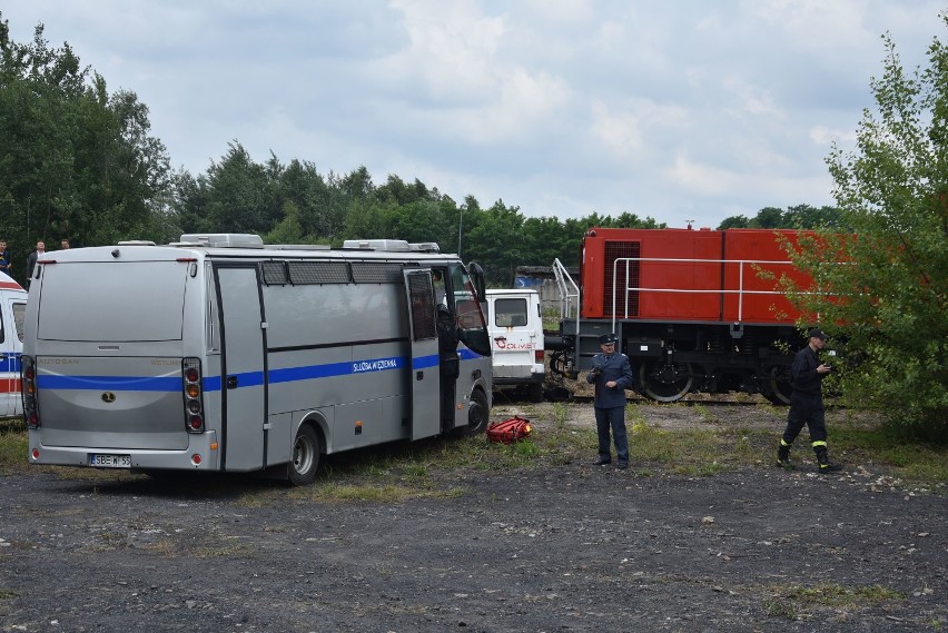 Pociąg uderzył w busa na przejeździe kolejowym przy Górniczej w Jastrzębiu-Zdroju. Służby ćwiczą akcję ratowniczą
