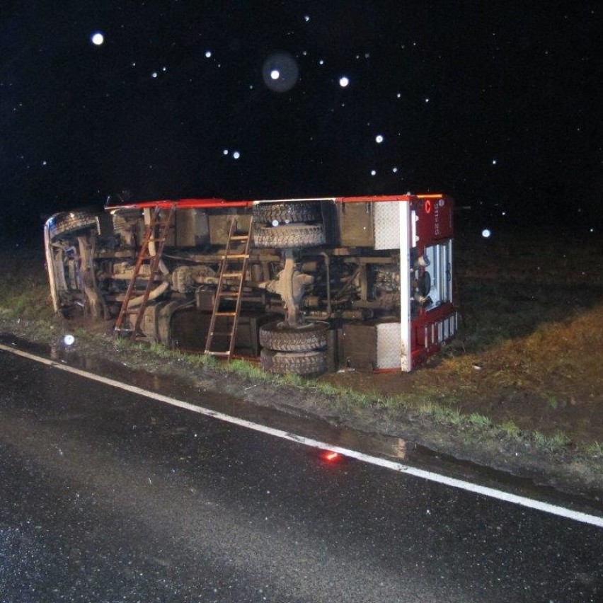 Brzeszcze. Kierowca wozu PSP zjechał do rowu. Zapobiegł tragedii