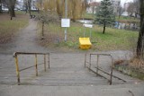Lębork. Domaga się poręczy przy schodach w parku Kaczyńskich. Ratusz ma inny plan