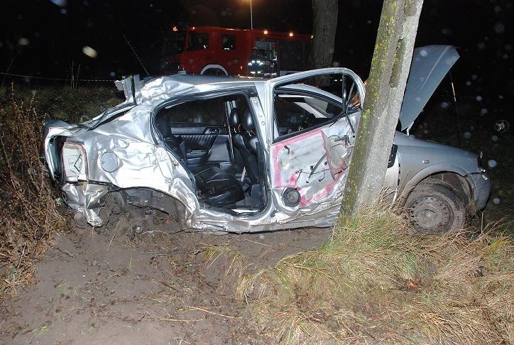 Wypadek w Trumiejkach! Nie żyje 18-latek. Samochód uderzył w drzewo, a potem w betonowy słup