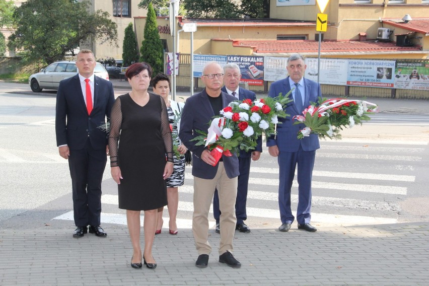 Orkiestra i kwiaty z okazji 101. rocznicy Bitwy Warszawskiej i Święta Wojska Polskiego w Brzezinach