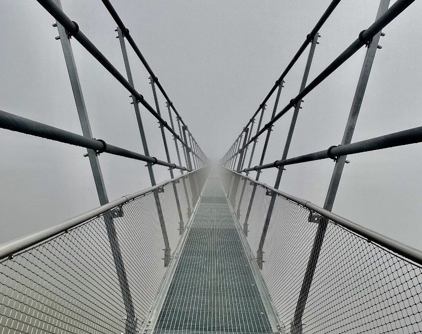 Zimą w górach często pojawiają się mgły, a most wydaje się...