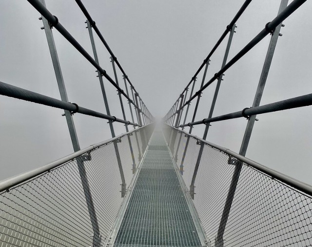 Zimą w górach często pojawiają się mgły, a most wydaje się wtedy jeszcze bardziej tajemniczy.