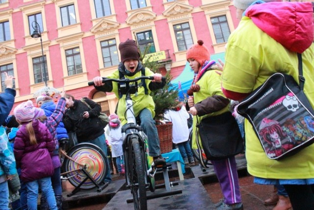 Wspólne ubieranie choinek i rozświetlanie drzewek dzięki sile ...