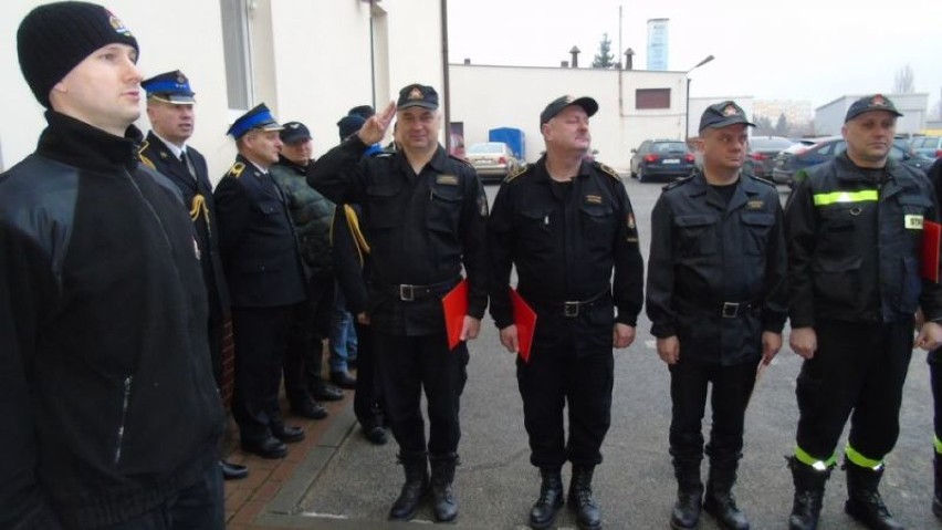 Pożegnanie strażaków  przechodzących w stan spoczynku. Zdjęcia z uroczystości w komendzie Powiatowej PSP w Radziejowie