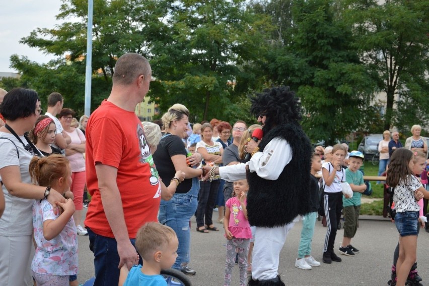 Rodzinna zabawa na osiedlu Rosochy w Ostrowcu. Był konkurs... rzucania wałkiem [ZDJĘCIA]