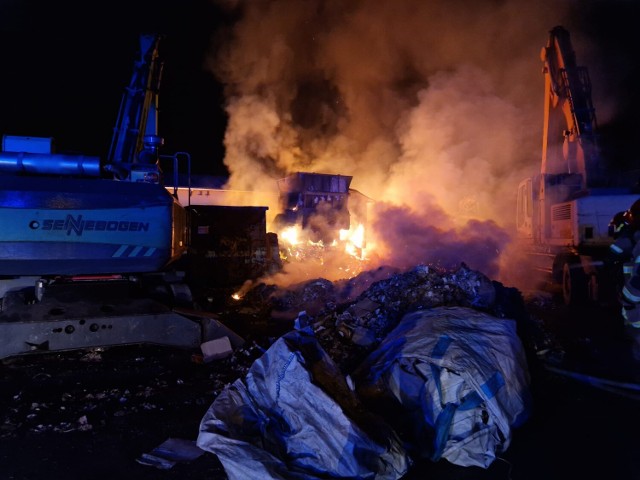 W środę, 5 lipca doszło do pożaru maszyny sortującej makulaturę w miejscowości Świerkówki koło Obornik. Na miejscu PSP Oborniki, OSP Ocieszyn i OSP Maniewo.