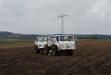 Śrem: pomarańczowe kable na ulicach. Geofizyka Toruń prowadzi badania na terenie miasta.