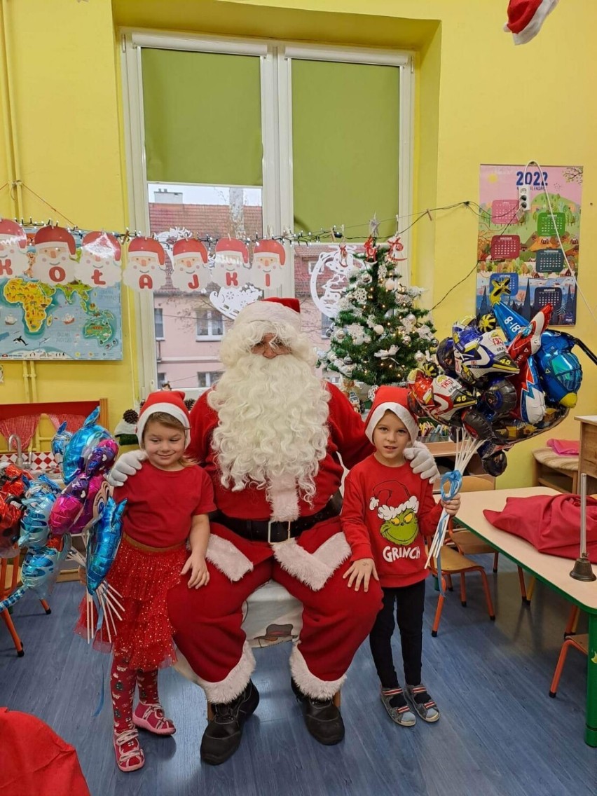 Święty Mikołaj odwiedził żarskie przedszkola i szkoły. W...