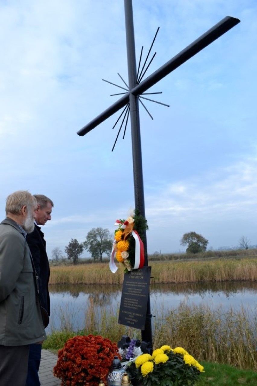 Nowy Dwór Gdański. W miejscu tragedii czołgistów złożono...