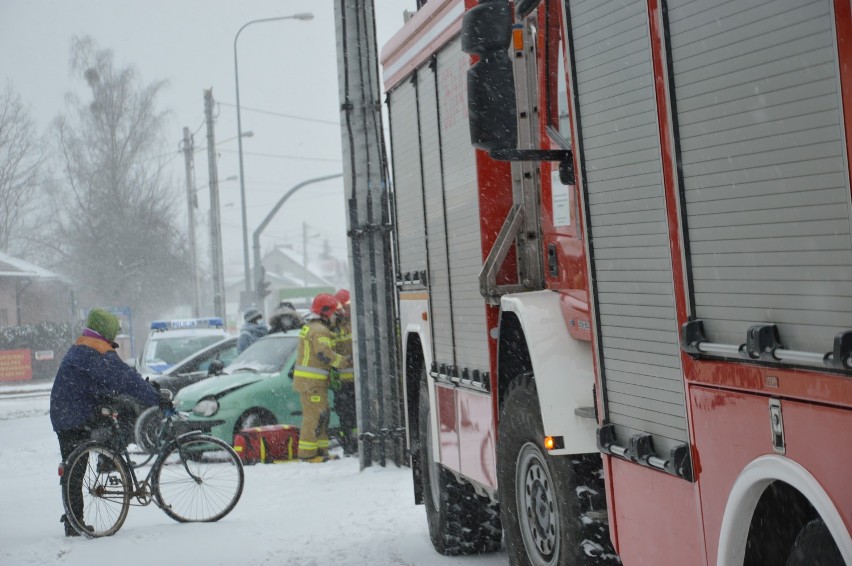 Wypadek na skrzyżowaniu ulic Armii Krajowej i Łowickiej w Skierniewicach. 1 osoba poszkodowana
