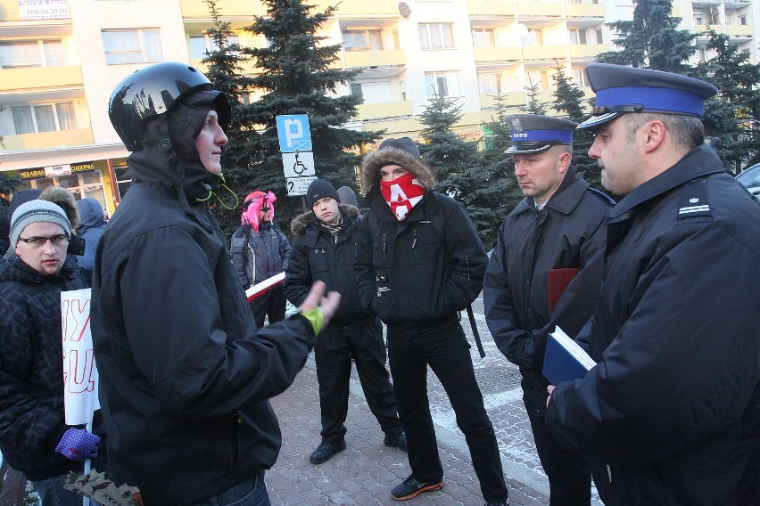 Piotrkowianie też protestują przeciw ACTA. Protestujących przed magistratem spisali policjanci.