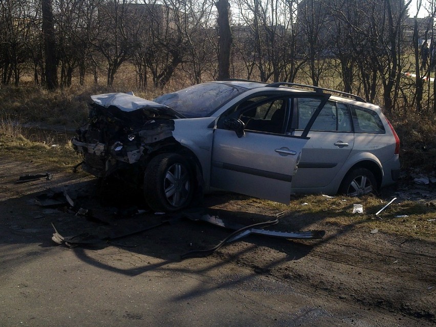 Gmina Darłowo wypadek. Groźne czołowe zderzenie dwóch aut