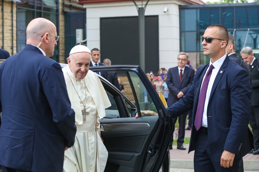 Papież Franciszek odwiedził ciężko chorego kardynała Macharskiego [ZDJĘCIA, WIDEO]