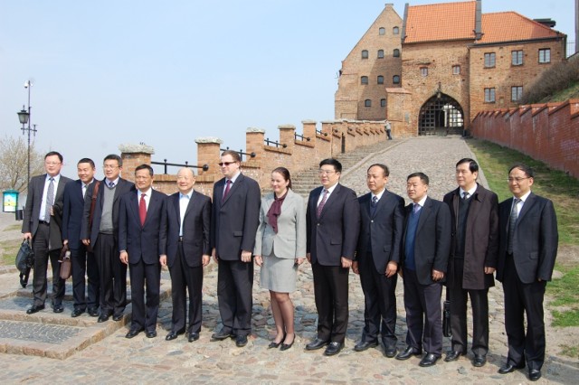 Delegacja chińska wraz z Markiem Sikorą i Joanną John-Błażyńską przed Bramą Wodną
