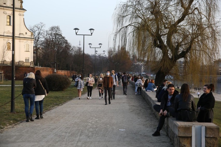 Korzystając z wiosennej aury wielu krakowian wybrało się w...