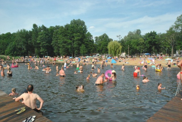 OSIECZNA. Kąpielisko w Osiecznej jest oblegane. Zapełniony parking i tłumy na plaży w najbardziej gorącą niedzielę czerwca