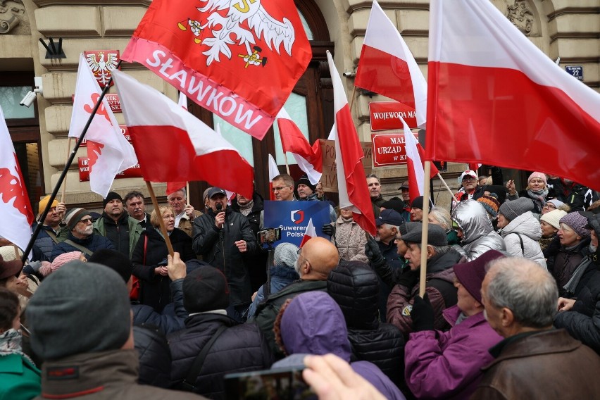 Kraków. Solidarność Małopolska protestowała przed Urzędem Wojewódzkim w Krakowie w obronie mediów 