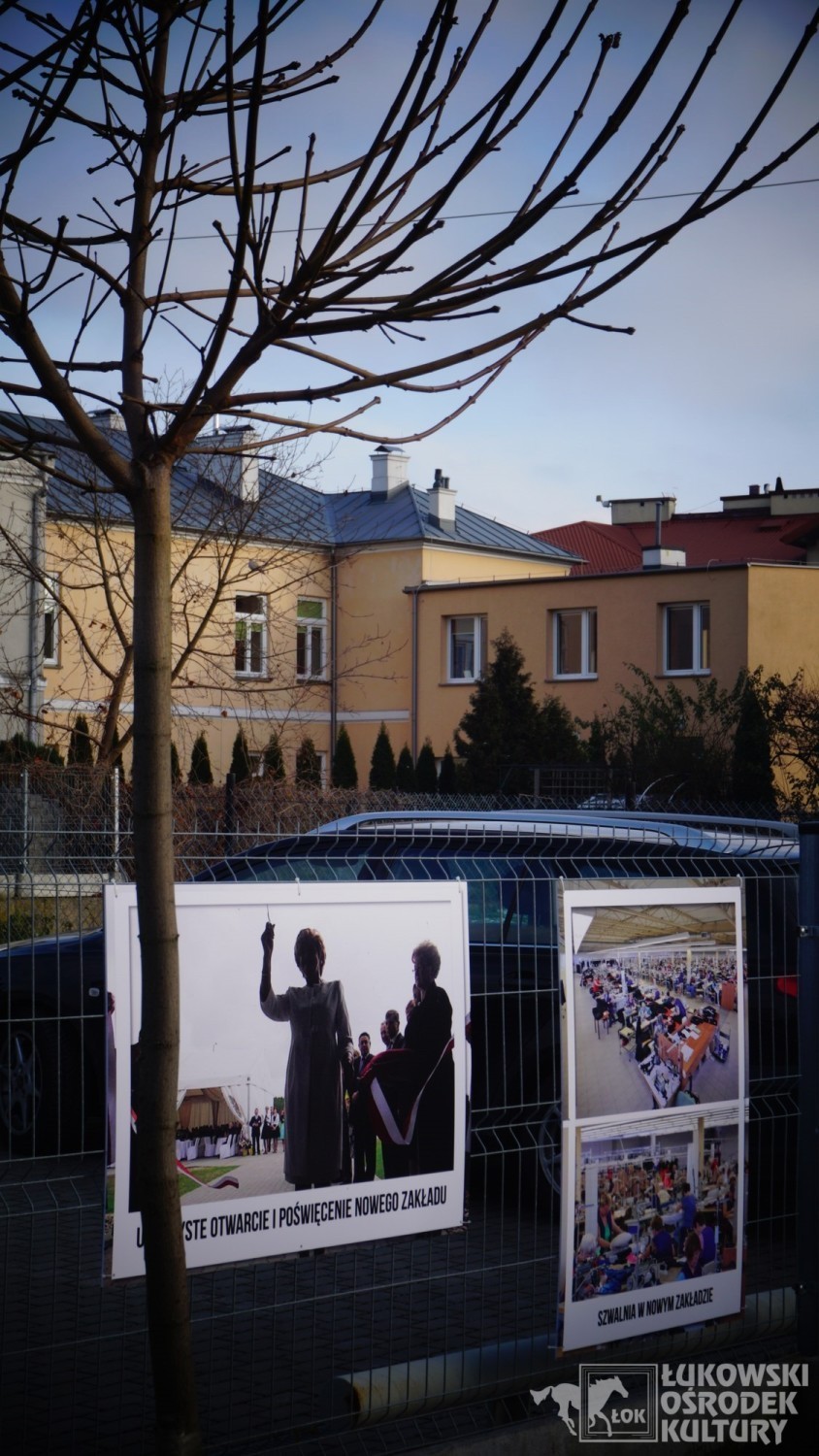 Kolejna wystawa przechodnia zdobi ogrodzenie Łukowskiego Ośrodka Kultury. Zobacz zdjęcia!