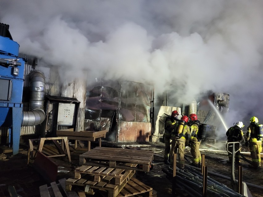 Pożar hali produkcyjnej w Grabinach Zameczku (pow. gdański). Na miejscu 10 zastępów straży. Wybuchły butle z gazem | ZDJĘCIA
