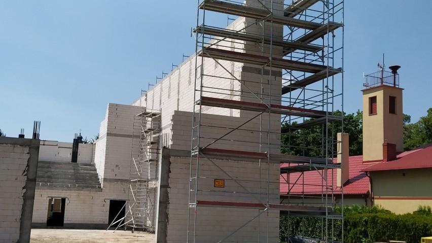 W sierpniu powinna ruszyć zawieszona budowa hali sportowej w Wilkowicach. Aktualnie trwają prace nad zmianami w dokumentacji