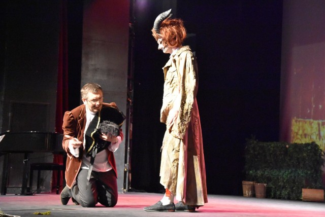 Sceneria bajkowa, a urzędnicy gminy Wietrzychowice pojawili się na scenie w roli aktorów w oryginalnych kostiumach