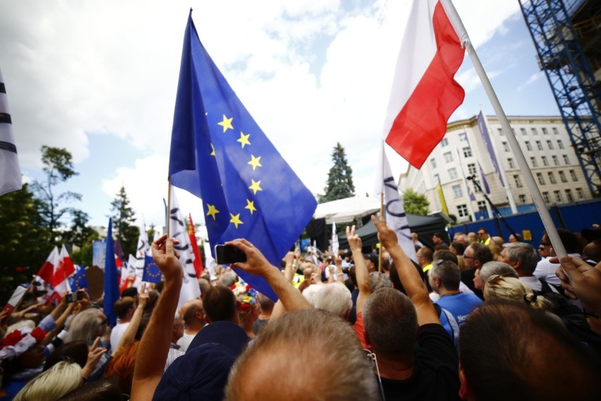 Protest pod Sejmem. Tysiące osób na ulicach Warszawy. "Tu...