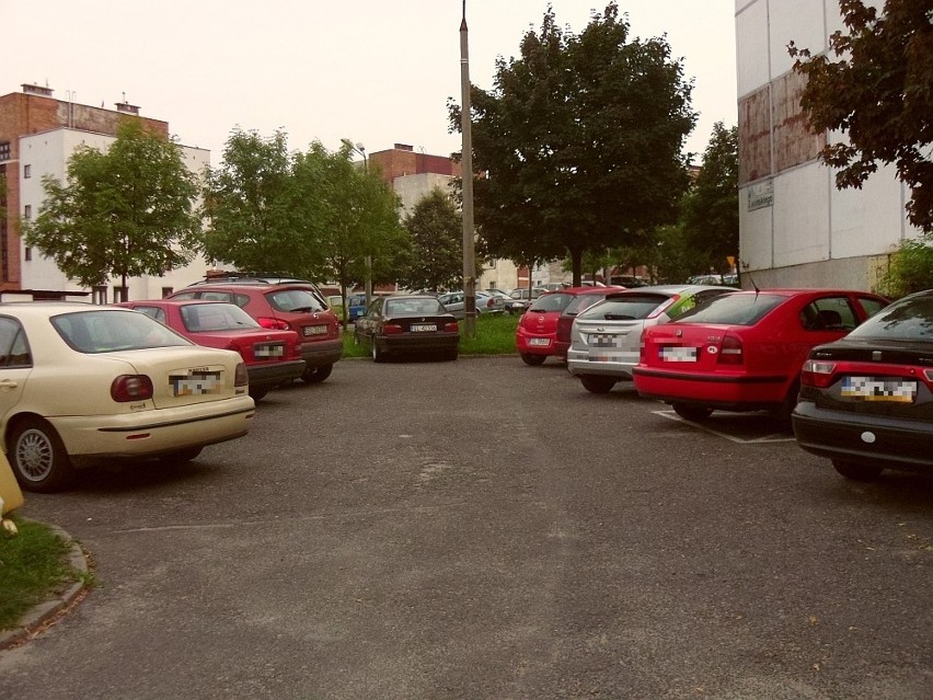 Parkują na trawie. Nowe parkingi na os. Powstańców w Rudzie Śląskiej - Orzegowie potrzebne od zaraz