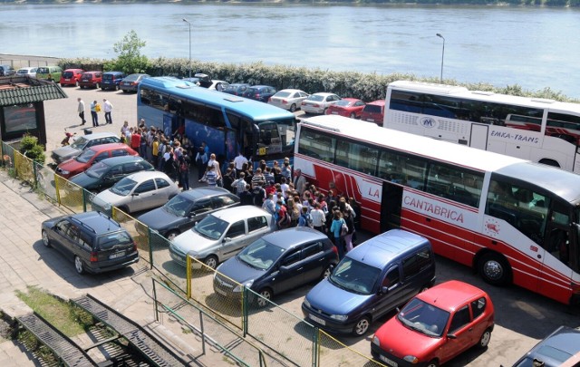 Parking na Bulwarze Filadelfijskim ma dla Torunia wielkie znaczenie jako miejsce postoju autobusów wycieczkowych. Jak podkreślają toruńscy przewodnicy, jeżeli te wycieczki będą musiały poświęcić więcej czasu, aby dostać się na starówkę, wiele z nich po prostu do Torunia nie przyjedzie