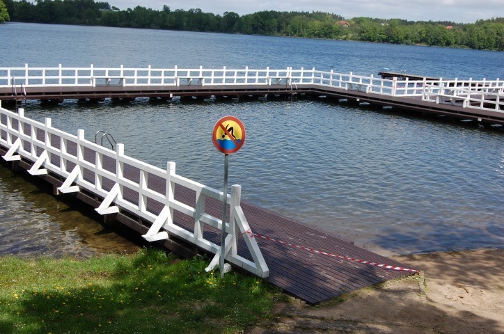 Trwają ostatnie prace związane z budową ponad 150-metrowej promenady nad jeziorem Jeleniem