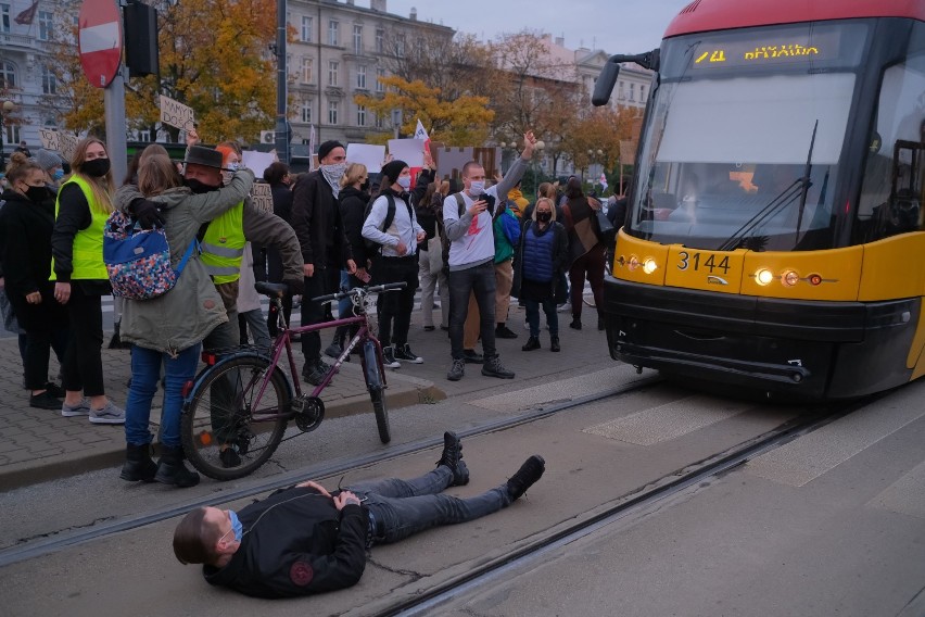 Blokada Warszawy. Strajk Kobiet na ulicach miasta. Nieprzejezdne skrzyżowania, zablokowane mosty. "To jest wojna"