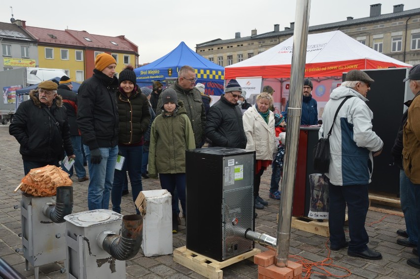 Pokaz palenia w piecu odbył się na pl.  Kościuszki w Tomaszowie Maz. [ZDJĘCIA, FILM]