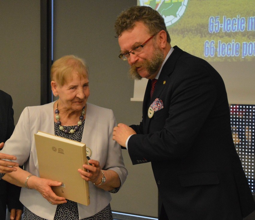 Malbork. Jubileusz Oddziału Przewodnickiego PTTK. W Szkole Łacińskiej odbyła się sesja z tej okazji [ZDJĘCIA]