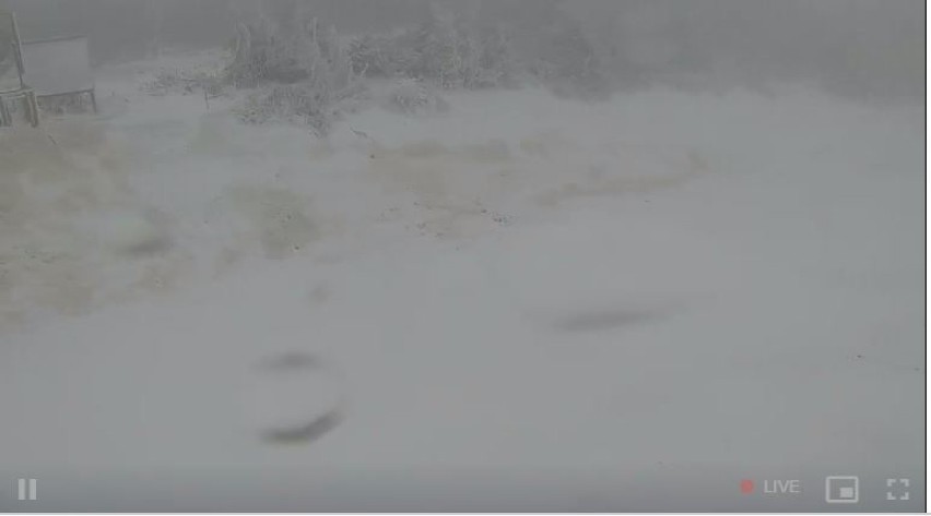 Pierwszy śnieg w Beskidach. Spadło nawet 15 centymetrów białego puchu! Warunki w górach są bardzo trudne