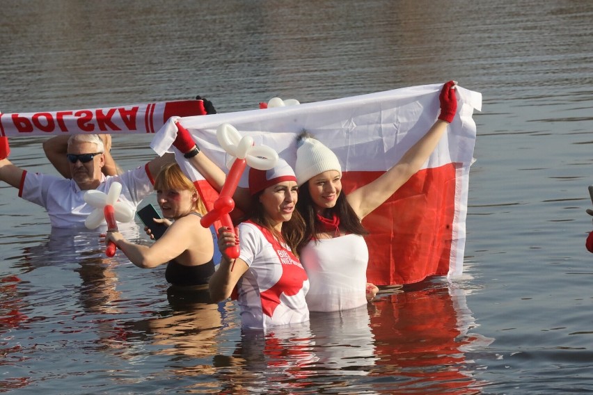 Patriotyczne morsowanie w Legnicy, Legnickie Morsy na Kąpielisku Kormoran