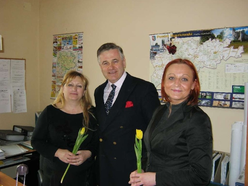 Senator Lasecki wręczał urzędniczkom kwiaty. Poszedł do starostwa i Urzędu Miasta