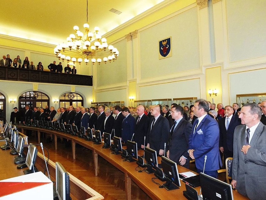 Pierwsza sesja rady Miejskiej w Żywcu. Radni i burmistrz złożyli ślubowanie [ZDJĘCIA]