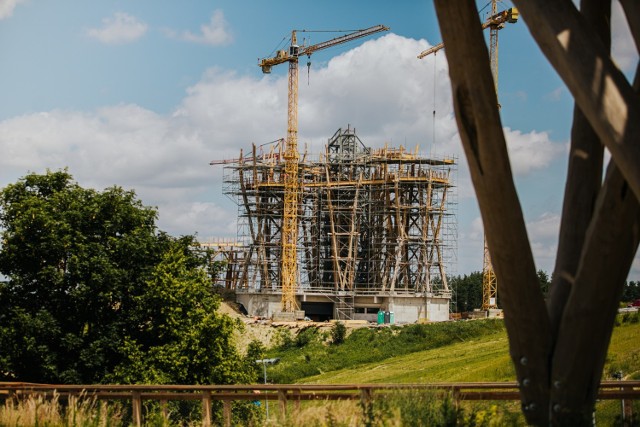 We wrześniu 2020 roku informowaliśmy Was o tym, że w Kurzętniku, niecałe półtorej godziny drogi od Torunia, powstanie ogromna wieża widokowa. To jedyna taka atrakcja w północnej części Polski. Budowa wieży właśnie dobiega końca. Niebawem będzie można ją odwiedzić. Czy są tu jacyś chętni?