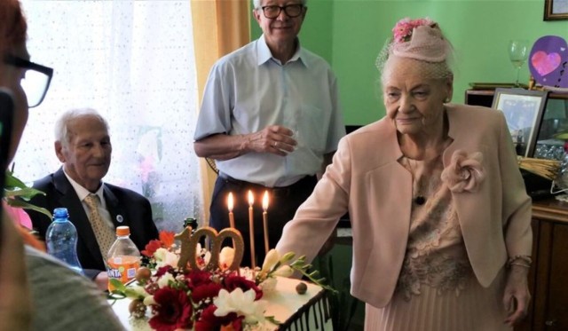 Pani Jadwiga poczęstowała gości urodzinowym tortem. fot.
