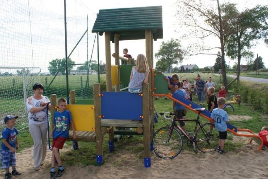 Mieszkańcy Międzyłęża cieszą się z boisk sportowych oraz placu zabaw. ZDJĘCIA