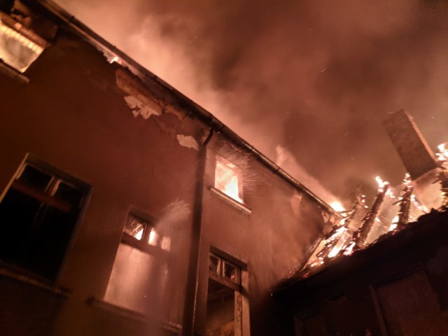 O 3.00 w poniedziałek 12 kwietnia 2021 płonął dach kamienicy w centrum Żagania